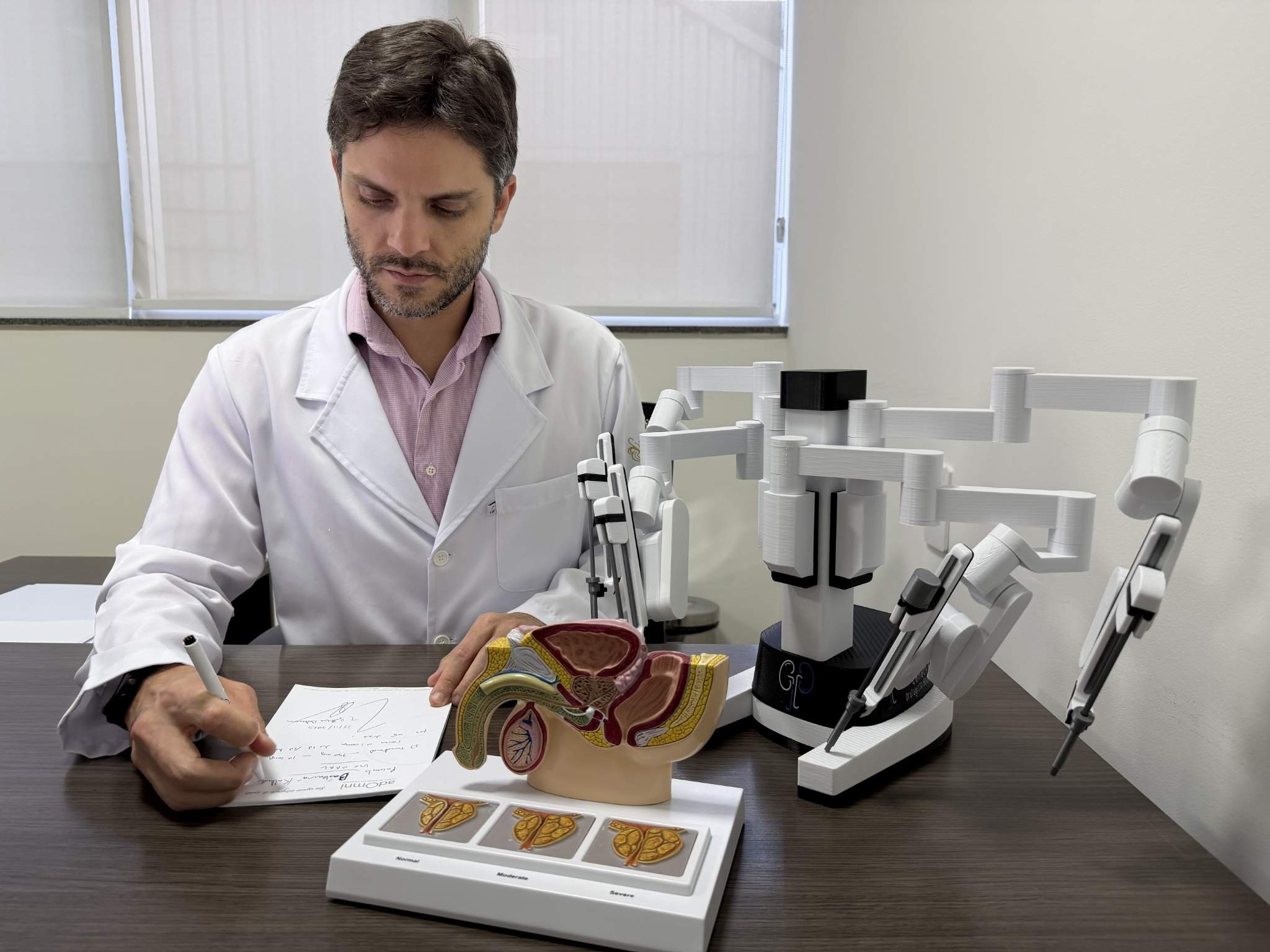 Dr.Guilherme Canabrava analisando exames