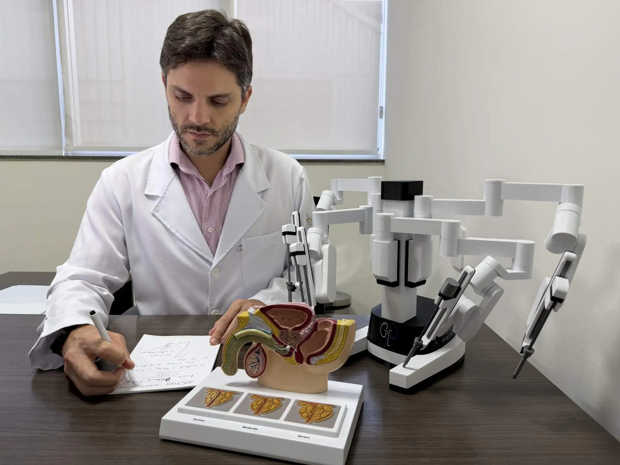 Dr.Guilherme Canabrava analisando exames