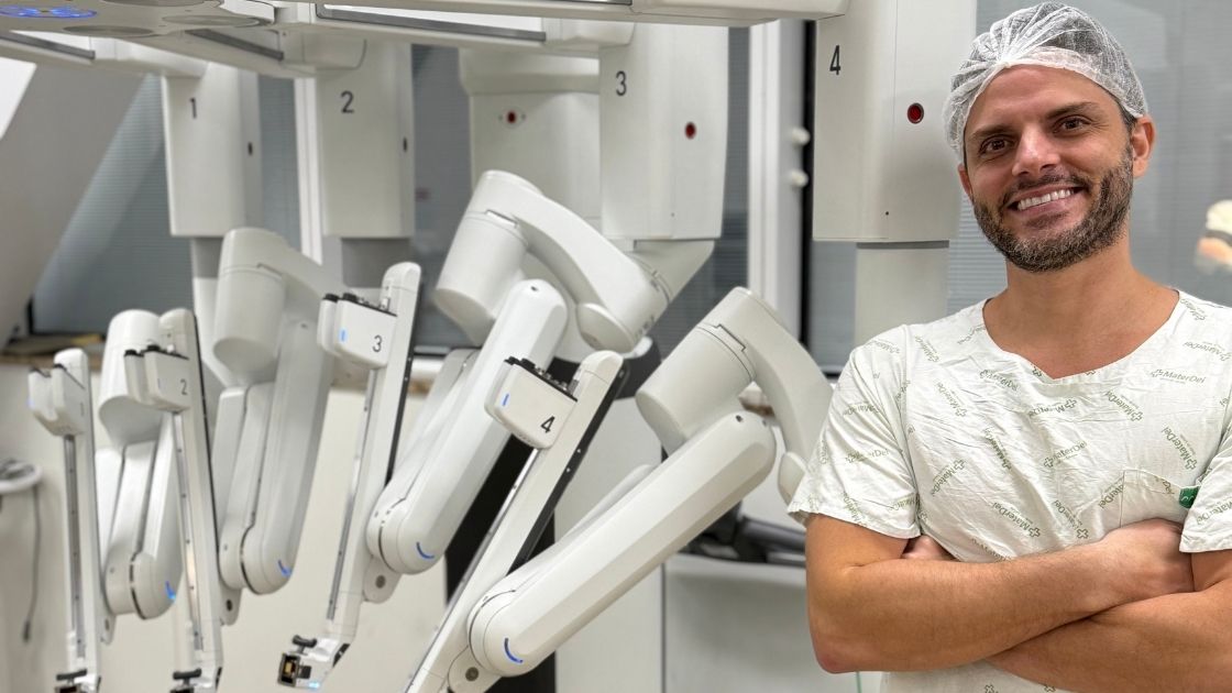 Robô cirúrgico e profissional de saúde