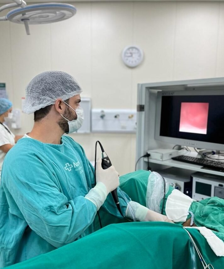 Cirurgias a laser e endourologia com Dr. Guilherme em procedimento urológico minimamente invasivo