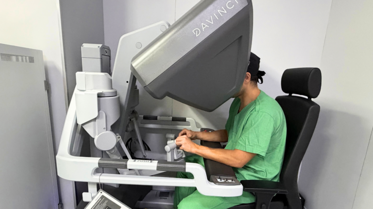 Dr. Guilherme Canabrava durante procedimento com cirurgia robótica em Belo Horizonte.