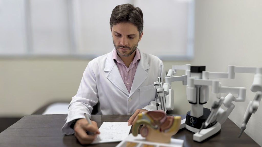 Dr. Guilherme Canabrava, urologista em Belo Horizonte, em ambiente médico, analisando documentos clínicos.